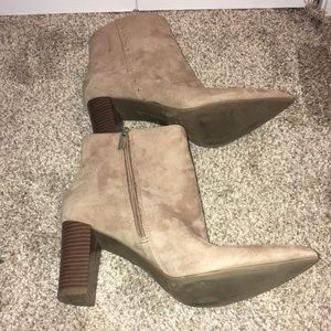 Bandolino “Zoila” Leather Nude Ankle Booties Heels Size 9M